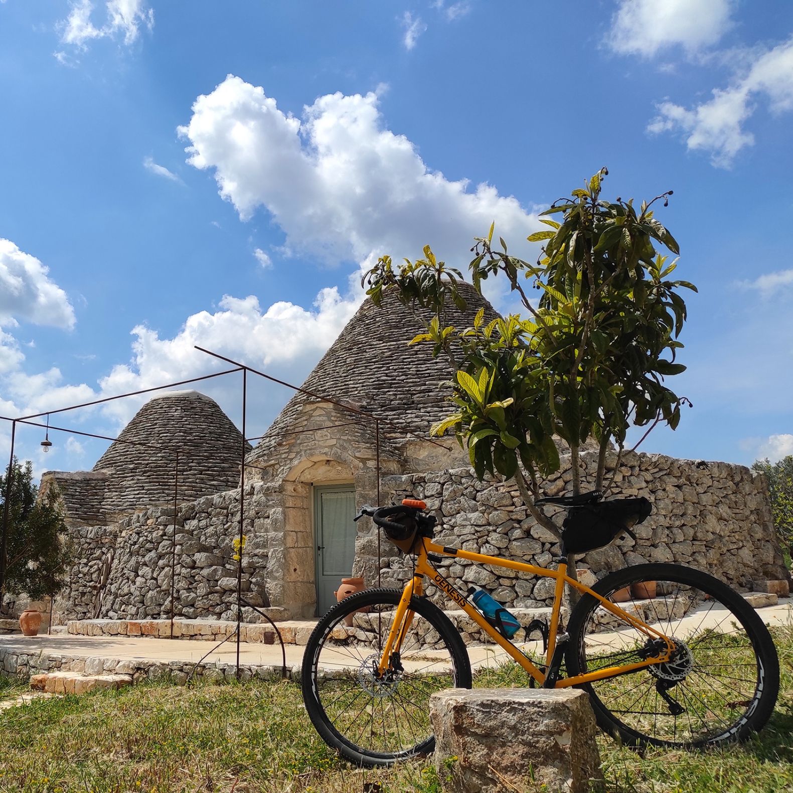 Una bici gravel davanti ai trulli della Masseria LoJazzo