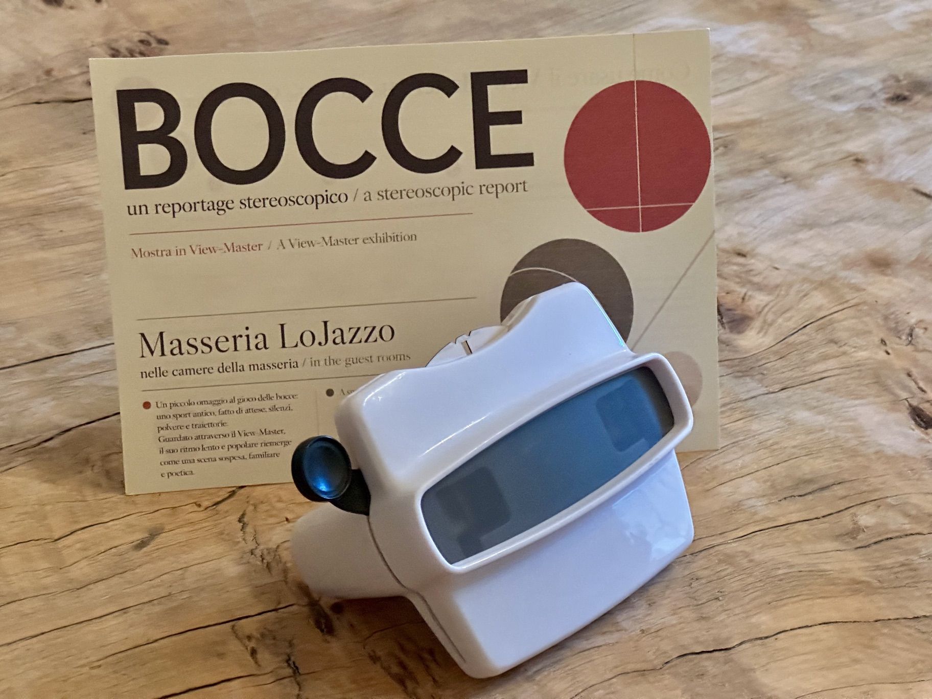 Il View-Master in camera, davanti al cartoncino di Bocce
