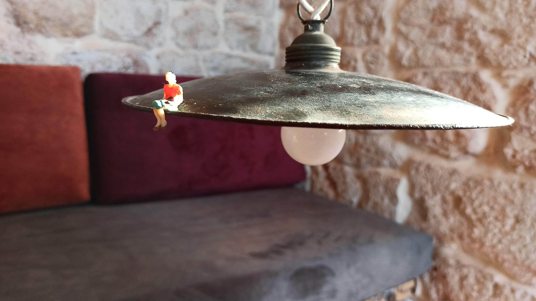 THE OBSERVER, la donnina seduta sul paralume