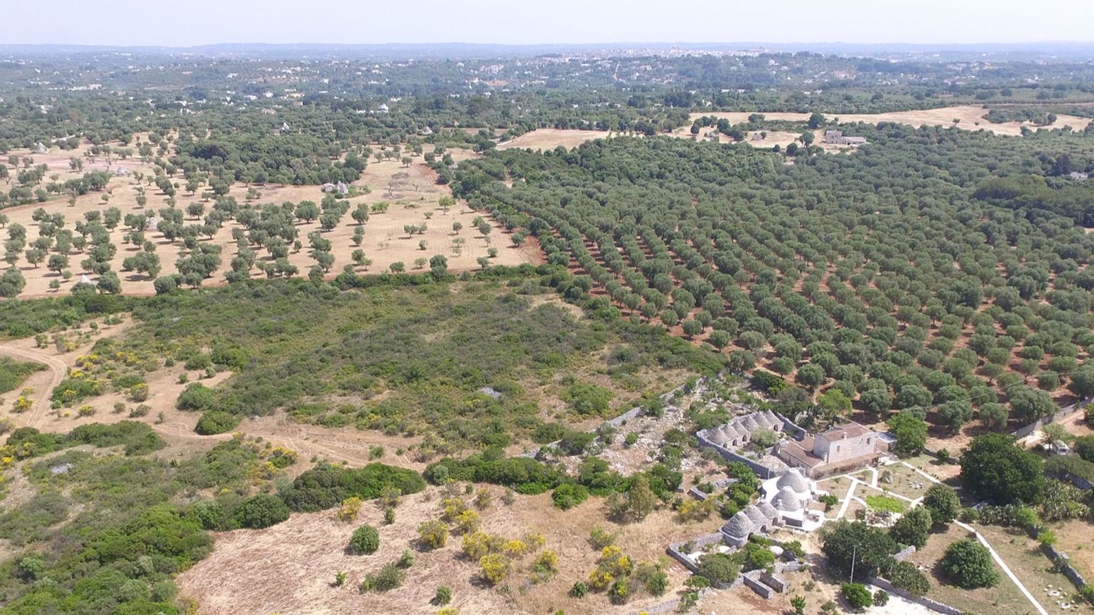 Il villaggio di pietra di Masseria LoJazzo, dall'alto