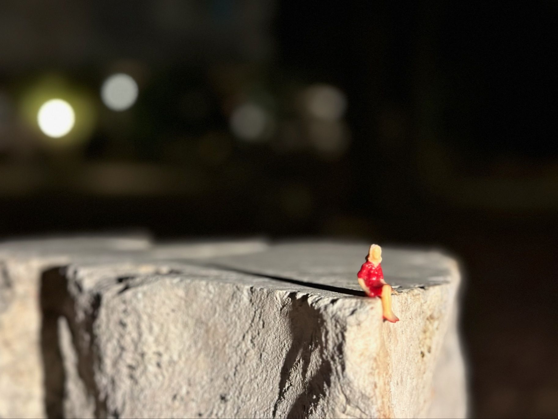 HELP composto da figure in miniatura, leggibile dall’alto