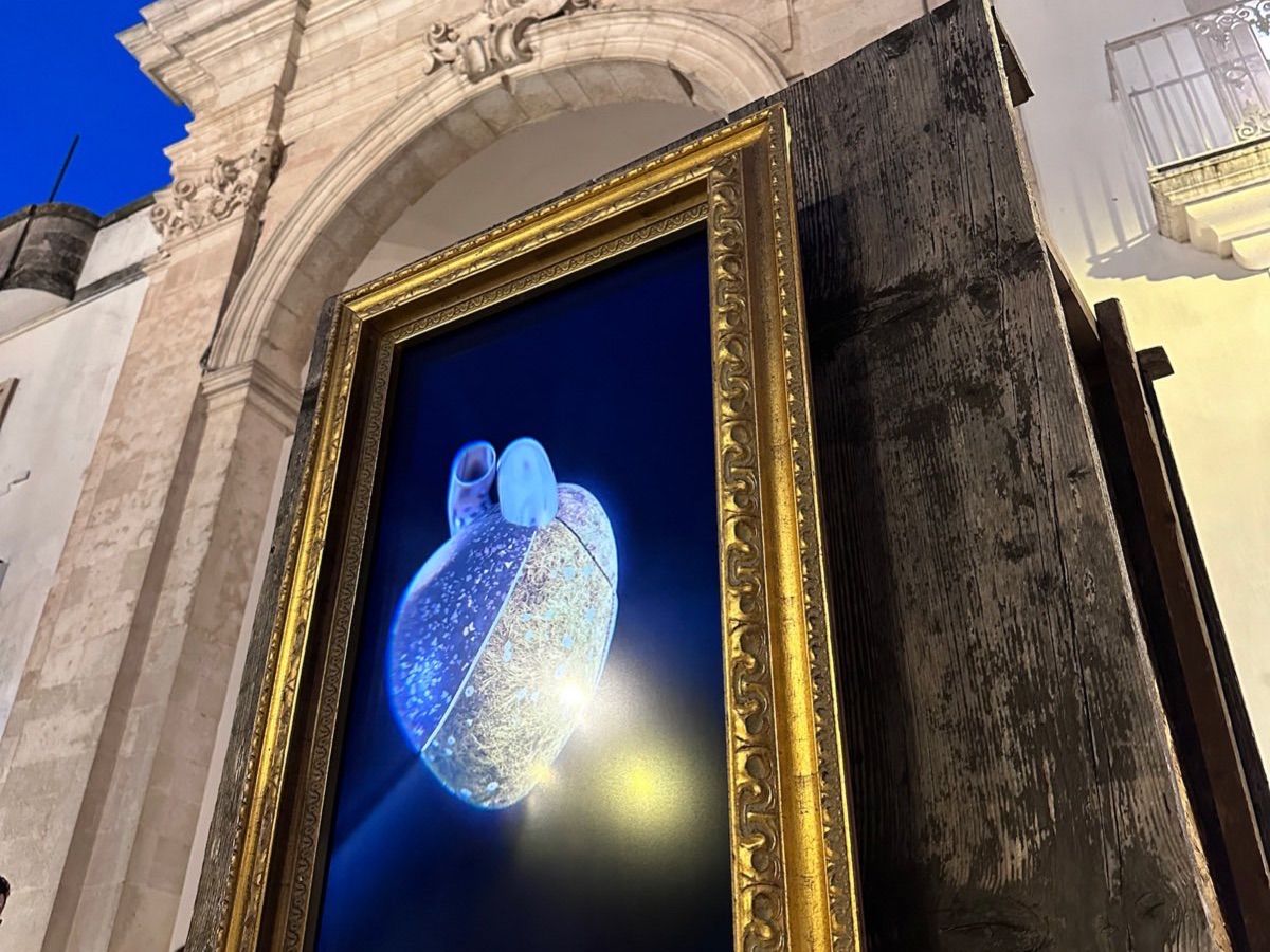 theHeartAI in una cornice dorata, Martina Franca 2024