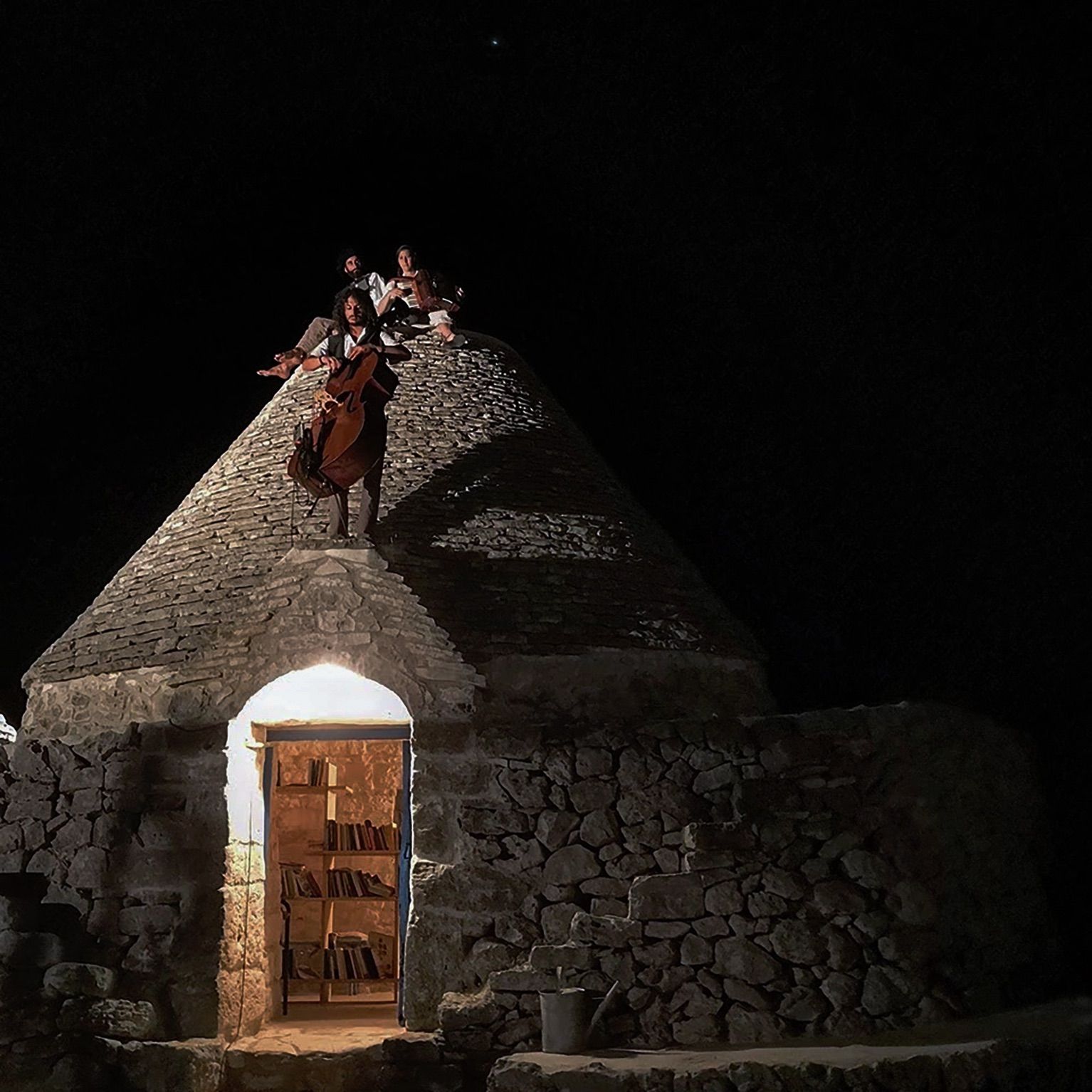 Il Circo MagdaClan sul tetto di un trullo, di notte